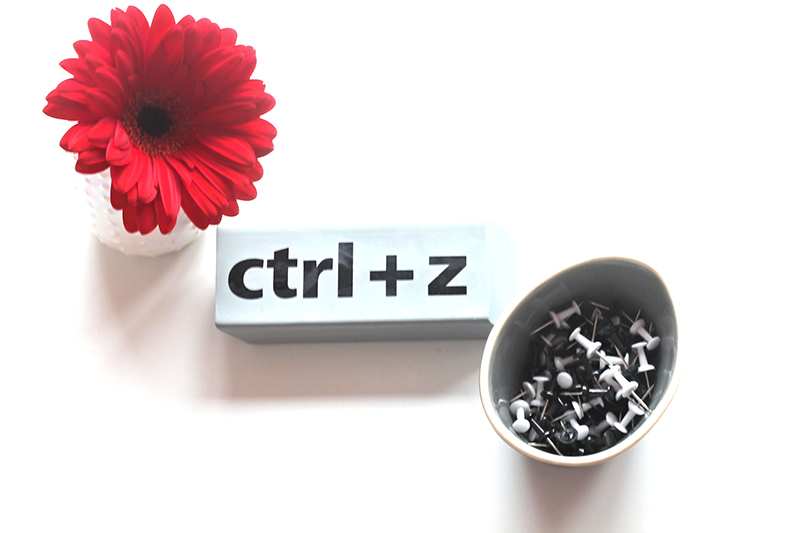 flatlay ctrl z bloem en pins - website verbeteren waarom
